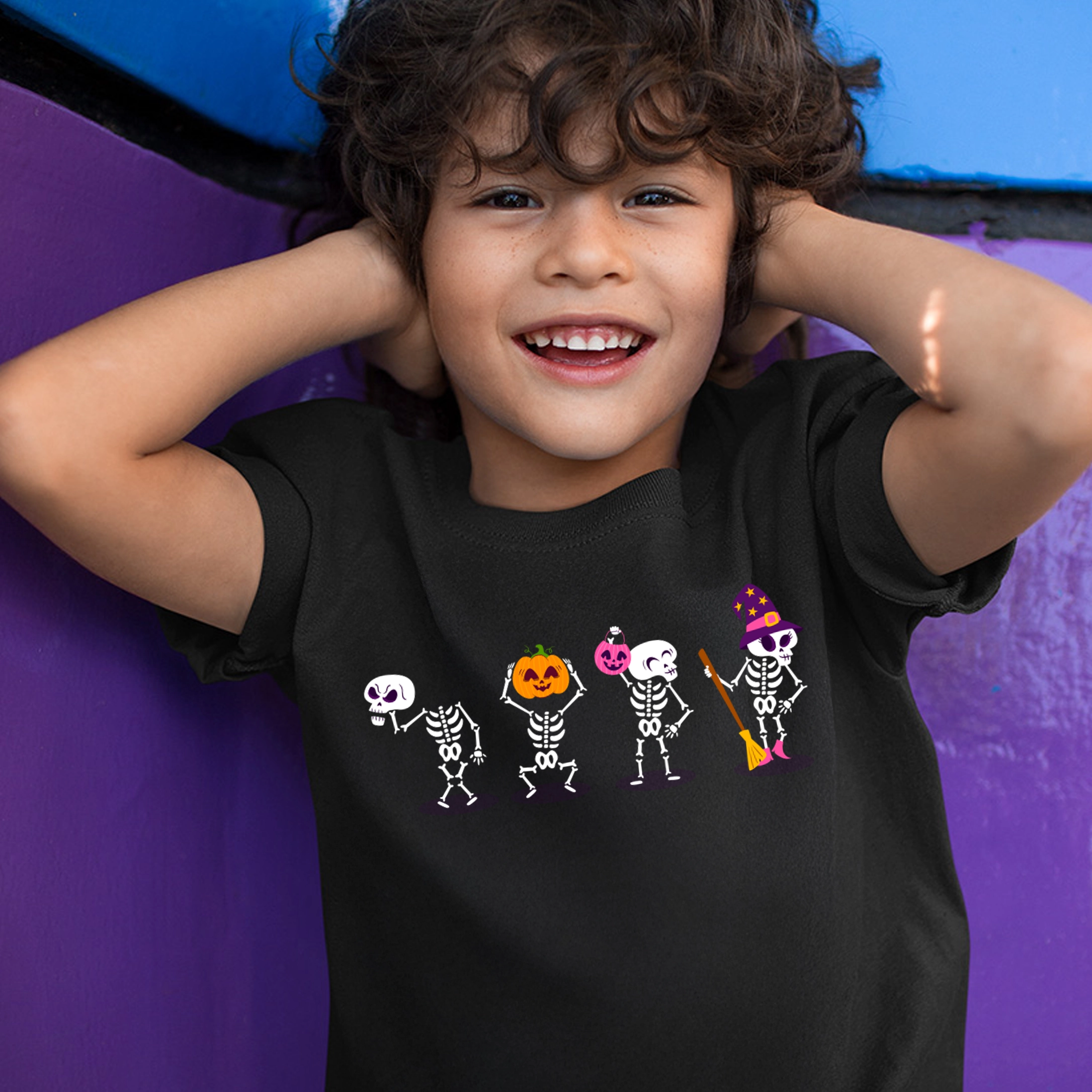 T-shirt enfant avec des squelettes qui dansent joyeusement pour Halloween